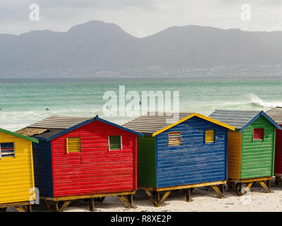 Farbige Umkleidekabinen am Strand und Meer, Kapstadt, Südafrika Stockfoto