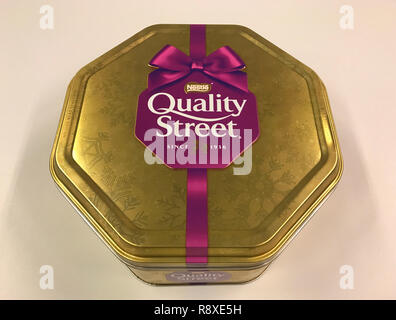 Eine Dose Nestle Quality Street Pralinen. Stockfoto