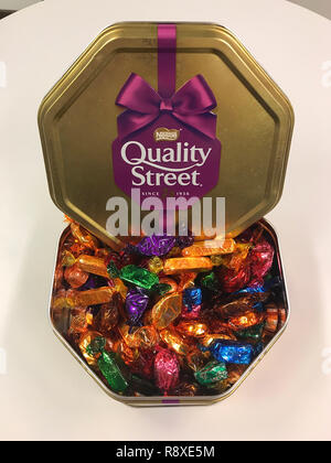 Eine Dose Nestle Quality Street Pralinen. Stockfoto