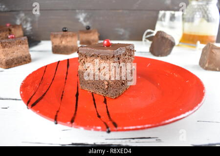 Triple Chocolate Cake mit cremiger Schokolade Schicht auf einem roten Schild. Stockfoto