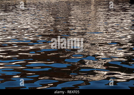 Reflexionen von einem Schiff werfen interessante Muster auf dem Wasser Gespiegeltes Bild auf Wasser. Stockfoto