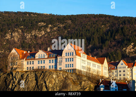 Oben auf dem Hügel in Skuteviken, Rothaugen mittleren Schule. Bergen, Norwegen Stockfoto