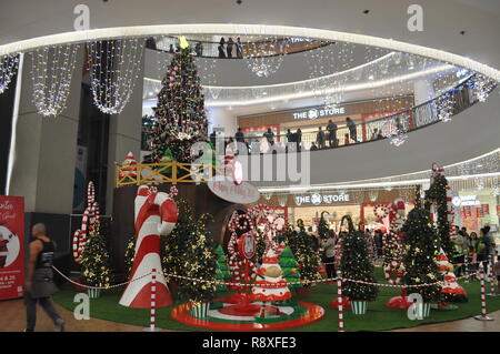 Baguio City Dezember 2018 Xmas Bäume befinden sich in der Straße angezeigt und SM City Baguio Stockfoto