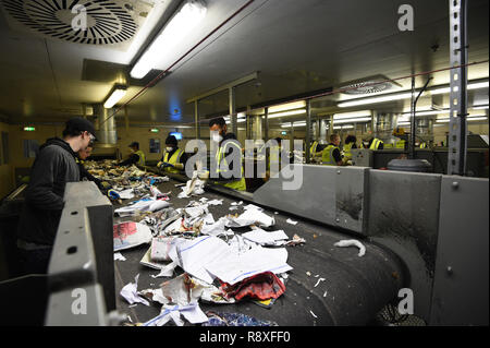 Arbeitnehmer Art Recycling am Veolia integrierte Abfallwirtschaft in Southwark, London. Stockfoto