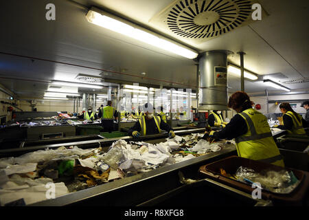 Arbeitnehmer Art Recycling am Veolia integrierte Abfallwirtschaft in Southwark, London. Stockfoto