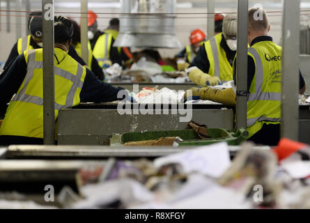 Arbeitnehmer Art Recycling am Veolia integrierte Abfallwirtschaft in Southwark, London. Stockfoto