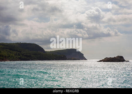 Die Küste im Süden von Aman Sveti Stefan Resort, in der Nähe von Budva, Montenegro Stockfoto