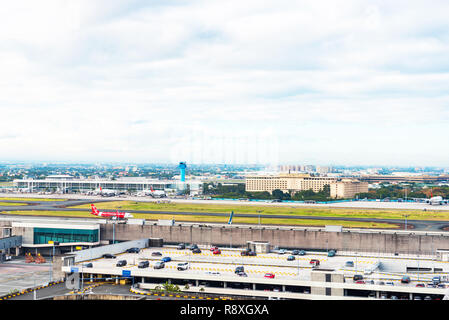 KUALA LUMPUR, Malaysia - 16. FEBRUAR 2018: Blick auf die Landebahn Flughafen der Stadt. Kopieren Sie Platz für Text Stockfoto