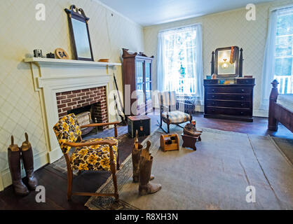 Persönliche Gegenstände füllen William Faulkner's Schlafzimmer zu Rowan Oak, 30. Mai 2015, in Oxford, Mississippi. Stockfoto