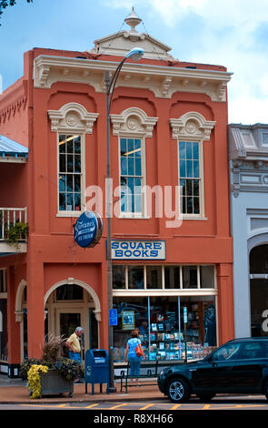 Bewölktem Himmel sammeln über quadratische Bücher, 31. Mai 2015, in Oxford, Mississippi. Das Familienunternehmen Buchhandlung wurde 1979 gegründet. Stockfoto