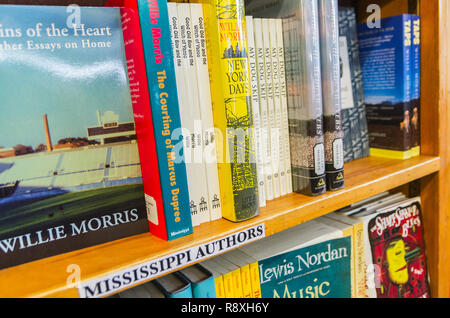 Bücher von Mississippi Autoren füllen die Regale bei Square Bücher, 31. Mai 2015, in Oxford, Mississippi. Das Familienunternehmen Buchhandlung wurde 1979 gegründet. Stockfoto