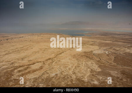 Hügel in der Wüste von Judäa, im Hintergrund das Tote Meer. Israel Stockfoto