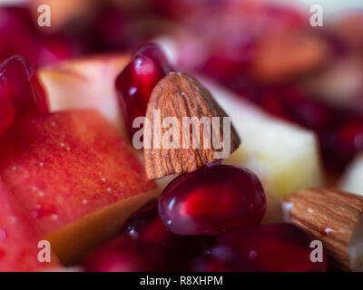 Nahaufnahme der Mandel mit granatäpfel und die Äpfel im Hintergrund Stockfoto
