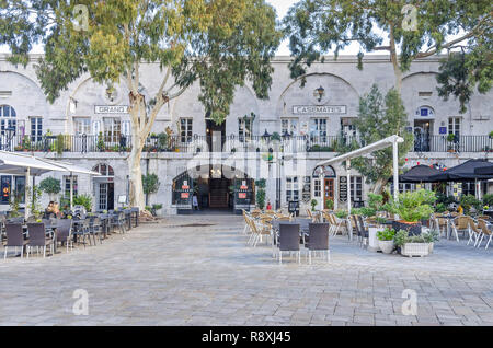 Gibraltar, Britisches Überseegebiet - 8. November 2018: Grand Casemates Square mit zahlreichen Pubs, Bars und Restaurants in den frühen Morgenstunden Stockfoto