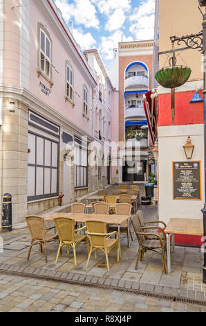 Gibraltar, Britisches Überseegebiet - November 8, 2018: Pitman Gericht an der Kolbenstange Gasse mit dem Restaurant Das Hufeisen in den frühen Morgen Stockfoto