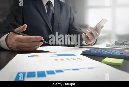Steuerberater diskutiert über die Finanzen. Manager arbeitet im Büro Stockfoto
