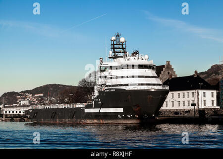 Offshore multipurpose Versorgungsschiff olympischen Orion an Festningskaien Kai, in den Hafen von Bergen, Norwegen Stockfoto