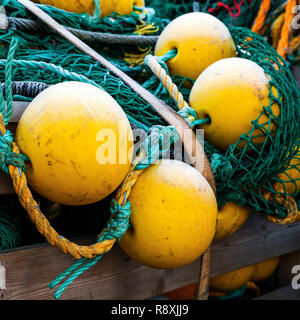 Bündel von grünen Fischernetze und gelben Bojen. Stockfoto