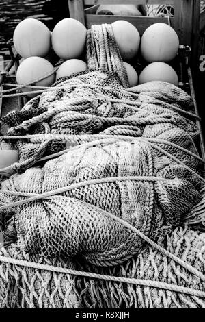 Bündel der Fischernetze, Bojen, in den Hafen von Bergen, Norwegen Stockfoto