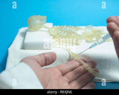 In der Nähe von Doktor Hände tun Injektion mit Spritze für die menschliche Skelett im Arm. Impfung Konzept, Leiter befindet sich in Angst verwandelt Stockfoto