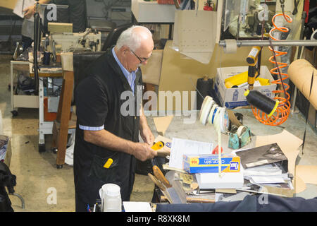 Perth, Western Australia / Australien - 17/01/2013: Menschen in einer Kleidung reparieren Unternehmen mit Leder arbeiten, Sinikka Maßgeschneiderte Kleider, Veränderung. Stockfoto