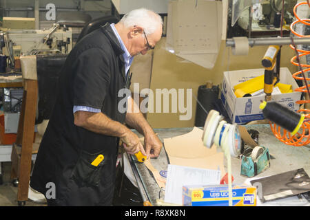 Perth, Western Australia / Australien - 17/01/2013: Menschen in einer Kleidung reparieren Unternehmen mit Leder arbeiten, Sinikka Maßgeschneiderte Kleider, Veränderung. Stockfoto