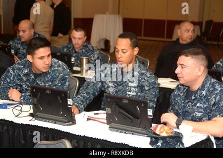 JOINT BASE SAN ANTONIO - RANDOLPH AIR FORCE BASE - (14. März 2017) (Lt.-rt.) Führende Petty Officer, der bootsmann Mate 2. Klasse Eric Franco von Navy Operational Support Center-Harlingen, Mate 1. Klasse Joels Aviation Machinist Pallero Navy Recruiting Station (NRS) Brownsville, und Marine Ratgeber 1. Klasse Juan Deleon der NRS Harlingen converse über Eingänge in die Web R-Tools Anwendung während Marine-Einziehende Bezirk von San Antonio führenden Unteroffiziere Konferenz an der Parr Officers Club statt. (Marine Stockfoto