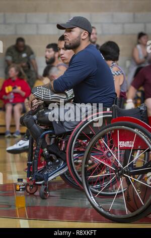 Us Marine Corps veteran Jorge Salazar Uhren ein vorläufiges Spiel der 2017 Marine Corps Studien Rollstuhl Basketball Wettbewerb auf der Marine Corps Base Camp Pendleton, Calif., 14. März 2017. Salazar ist ein verwundeter Krieger Battalion-West Rollstuhl Basketball Coach. Das Marine Corps Studien fördert die Genesung und Rehabilitation durch adaptive sport Teilnahme und entwickelt die Kameradschaft unter Wiederherstellung-Mitglieder (RSM) und Veteranen. Es ist eine Gelegenheit für RSMs ihre Leistungen zu zeigen und dient als primärer Schauplatz Marine Corps die Teilnehmer für das DoD Krieger Spiele auswählen Stockfoto