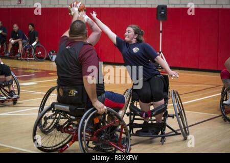 Us Marine Corps Cpl. Rachel Wakefield blockiert einen Pass während der Rollstuhl basketball Wettbewerb auf der Marine Corps Base Camp Pendleton, Calif., 14. März 2017. Wakefield, eine Augusta, Ga, Eingeborener, ist ein Mitglied der Marine Corps 2017 Studien verwundeten Krieger Battalion-West Team. Das Marine Corps Studien fördert die Genesung und Rehabilitation durch adaptive sport Teilnahme und entwickelt die Kameradschaft unter Wiederherstellung-Mitglieder (RSM) und Veteranen. Es ist eine Gelegenheit für RSMs ihre Leistungen zu zeigen und dient als primärer Schauplatz Marine Corps die Teilnehmer für das DoD Krieg zu wählen Stockfoto