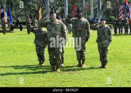 Oberst Olin K. Strader, Kommandeur der Truppen, stellt der Befehl während der US-Armee Pazifik Fliegen 'V' Zeremonie am historischen Palm Kreis, Fort Shafter, Massachusetts, 14. März 2017. Die fliegenden 'V' Zeremonie der Australischen Armee Generalmajor Gregor C. Bilton (nicht dargestellt), scheidenden stellvertretenden kommandierenden General-North, USARPAC, für seine Distinguished Service zu ehren, wie er sich vorbereitet USARPAC abzuweichen; und der Australischen Armee Generalmajor Roger Edel, eingehende Stellvertretenden Kommandierenden General-North begrüßen zu dürfen; und der US-Armee Brig. Gen. Doug Anderson, eingehende Stellvertretenden Kommandierenden General-Army finden. Das "V" bezieht sich auf die wa Stockfoto