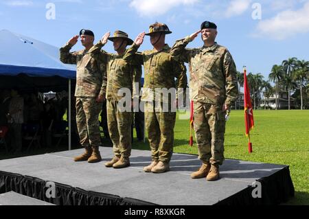 Us-Armee Pazifik Kommandierender General, General Robert B. Braun (links); der Australischen Armee Generalmajor Gregor C. Bilton (Zweite von links), scheidenden stellvertretenden kommandierenden General-North, U.S. Army Pacific; australische Armee Generalmajor Roger Noble (Zweiter von rechts), eingehende Stellvertretenden Kommandierenden General-North; und Brig. Gen. Doug Anderson (rechts), eingehende Stellvertretenden Kommandierenden General-Army finden, grüßen die amerikanische Flagge während dem Spielen der Nationalhymne bei einem Fliegenden "V"-Zeremonie an historischen Palm Kreis, Fort Shafter, Massachusetts, 14. März 2017 statt. Die fliegenden 'V' Zeremonie zu Ehren der Australischen Armee Ma Stockfoto