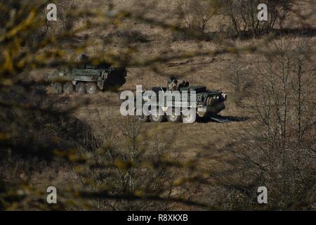 Us-Soldaten in die USA 4 Geschwader zugewiesen sind, 2.Kavallerie Regiments, im Interim Armored Vehicle-Strykers, Durchführung zone Feind recon ein Teil einer Ausbildung Szenario beim Joint Multinational Readiness Center in Hohenfels, Deutschland, 12. März 2017 montiert. Usa und Großbritannien Truppen nahmen an einer Validierung Übung leader Kenntnisse zu testen, Kommunikation Interoperabilität und die Koordinierung mit benachbarten Anlagen. Stockfoto