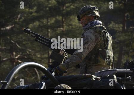 Eine britische Soldaten zu US 4 Squadron angebracht, 2.Kavallerie Regiments, Berg ihre schakal Kämpfen Fahrzeug oder Mobilität Weapon-Mounted Installation Kit - MWMIK, während am frühen Morgen einen Konvoi am Joint Multinational Readiness Center in Hohenfels, Deutschland, 12. März 2017. Usa und Großbritannien Truppen nahmen an einer Validierung Übung leader Kenntnisse zu testen, Kommunikation Interoperabilität und die Koordinierung mit benachbarten Anlagen. Stockfoto