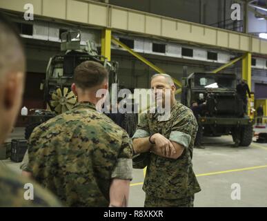 Lieutenant General Michael Dana spricht mit einem Marine über seine Rolle in seiner Einheit bei einem Besuch in Camp Lejeune, N.C., 13. März 2017. Dana sprach mit den Marines über Ausbildung, logistische Unterstützung Anforderungen, Innovation und neue Technologie. Dana ist der stellvertretende Kommandant von Montage und Logistik. Stockfoto