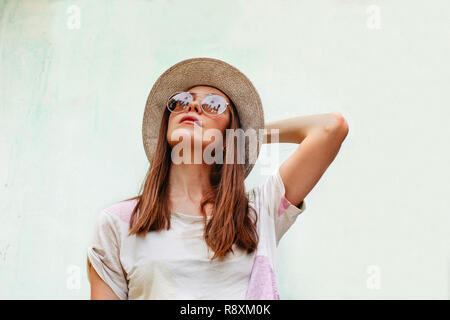 Frau mit Hut und Sonnenbrille suchen Stockfoto