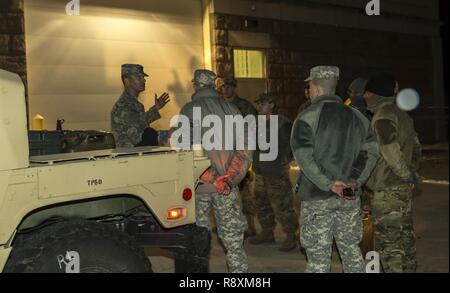 New York Army National Guard Soldaten zu der 104 Sitz, Hauptverwaltung Abteilung zugewiesen bereiten Sie zu den Eingängen an der Interstate 287 in Reaktion auf Wintersturm Stella im Camp Smith, N.Y., 13. März 2017 geschlossen. Der New York Army National Guard 53 Truppe Befehl mehr als 450 Soldaten im Laufe von drei Tagen aktiviert lokale und staatliche Polizei traffic control Tätigkeiten als Teil des New Yorker staatliche Reaktion auf Wintersturm Stella von März 13 - 15, 2017 zu ergänzen. (Army National Guard Stockfoto