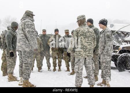 New York Army National Guard Soldaten zu Alpha Company, 101 Signal Unternehmen zugewiesen sind, bereiten Sie zu den Eingängen an der Interstate 287 in Reaktion auf Wintersturm Stella im Camp Smith, N.Y., 14. März 2017 geschlossen. Der New York Army National Guard 53 Truppe Befehl mehr als 450 Soldaten im Laufe von drei Tagen aktiviert lokale und staatliche Polizei traffic control Tätigkeiten als Teil des New Yorker staatliche Reaktion auf Wintersturm Stella von März 13 - 15, 2017 zu ergänzen. Stockfoto