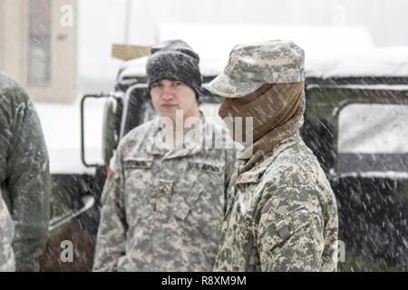 New York Army National Guard Soldaten zu Alpha Company, 101 Signal Unternehmen zugewiesen sind, bereiten Sie zu den Eingängen an der Interstate 287 in Reaktion auf Wintersturm Stella im Camp Smith, N.Y., 14. März 2017 geschlossen. Der New York Army National Guard 53 Truppe Befehl mehr als 450 Soldaten im Laufe von drei Tagen aktiviert lokale und staatliche Polizei traffic control Tätigkeiten als Teil des New Yorker staatliche Reaktion auf Wintersturm Stella von März 13 - 15, 2017 zu ergänzen. Stockfoto