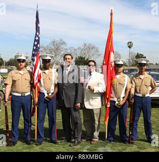 Von Links nach Rechts, Marine Corps Recruiters Sgt. Elia Giebel, Sgt. Derrick Berrian, der Herr Abgeordnete Dan Koops, Bürgermeister von Glockenblume, Calif., David Mestas, Religionswissenschaft Erzieher St. Johannes Bosco High School, Sgt. Victor Romualdo und LCpl. Ulixes Hernandez, darstellen, während ein Varsity baseball spiel in St. Johannes Bosco High School, Glockenblume, Calif., 14. März 2017. Aus Recruiting Unterstation Lakewood, die Werbeoffiziere waren die offiziellen Color Guard für das Spiel. Stockfoto