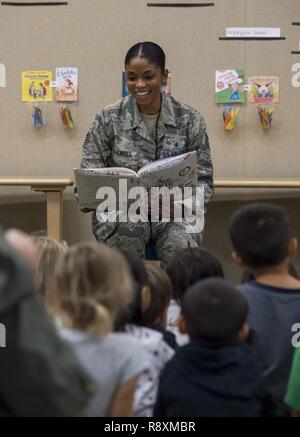 PEARL HARBOR (15. März 2017) Staff Sgt. Deshyra Maxwell, zugeordnet zu den Joint Base Pearl Harbor-Hickam (JBPHH), liest 'Rosie Revere Engineer' zu JBPHH Kindheit Development Center (CDC) Vorschüler während einer "Story Zeit mit der CDC' an JBPHH Bibliothek. Die "Story-Time" Ereignis gefeiert National Women's History Month und empfohlene weiblichen Service Mitglieder lesen Kinder über wichtige Persönlichkeiten in der Geschichte der Frauen. Stockfoto