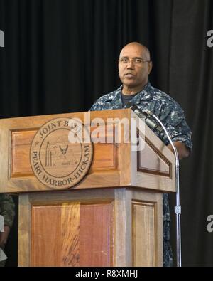 PEARL HARBOR (15. März 2017) Kapitän Stanley Keeve, Jr., Commander, Joint Base Pearl Harbor-Hickam, spricht mit dem Publikum während der Geschichte Monat Einhaltung Zeremonie eine Nationale in Pearl Harbor. National Women's History Month, 1981 gegründet, zeichnet wegweisende Frauen in zivile und militärische Berufe, die dazu beigetragen haben, den Weg für künftige Generationen von Frauen ihre Gemeinschaft und ihrem Land zu dienen. Stockfoto