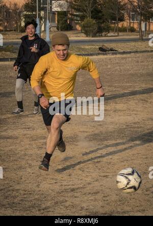 Builder 2. Klasse Nicholas Kerver, Naval Mobile Konstruktion Bataillon 5 zugeordnet, spielt Fußball mit der Republik Korea (ROK) Bau Bataillon Segler auf den ROK Naval Bildung und Ausbildung Befehl in Jinhae, ROK, 15. März 2017, als Teil der Übung Fohlen Adler 2017. Fohlen Eagle ist eine jährliche, bilateralen Training konzipiert, der die Bereitschaft der USA und ROK-Kräfte und ihre Fähigkeit, während einer Krise zu arbeiten, zu verbessern. Stockfoto