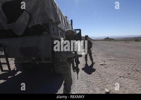 Us Marine Corps Pfc. Juan Perez, eine Halterung Marine mit Transport Unterstützung Loslösung, Bekämpfung der Logistik Bataillons (CLB) 15 der 15 Marine Expeditionary Unit (MEU) und bietet Sicherheit bei einem Halt im Konvoi in realistischen städtischen Ausbildung (RUT) Marine Air Ground Task Force Training Center Twentynine Palms, Calif., 13. März 2017. Perez war Teil der Sicherheit Detail für sein Team, dass verletzte Marines Rettung war. Wird arbeiten kontinuierlich über der Kugel und der Präsident und der Unified Combatant Commander mit einer Vorwärts - bereitgestellt, flexibel und Responsiv bieten Stockfoto