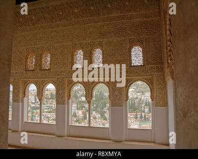 Stark Wand mit Hufeisen geformte Fenster Blick auf Albayzin Nasriden neighbrhood, Palast, Alhambra, Spanien eingerichtet Stockfoto
