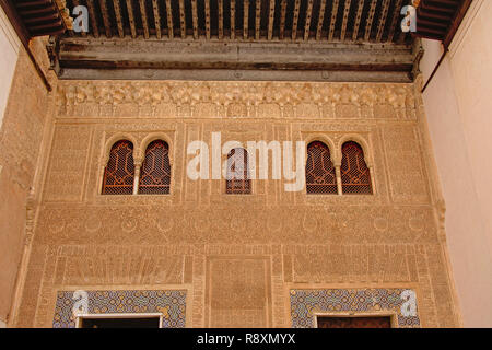 Wand mit aufwendigen Organische dekorative Muster und Kalligraphie und Fenster mit Sternen und anderen Formen, Detail der Nasriden Palast, Alhambra, Spanien Stockfoto