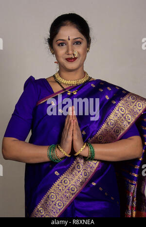 Indische Frauen Gruß namaste Willkommen in Seide saree HERR #148 Stockfoto