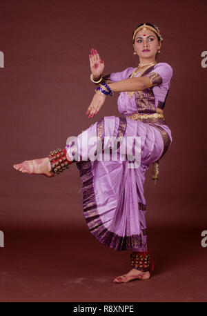 Frau Durchführung Bharatnatyam klassischen indischen Tanz, Indien, HERR Stockfoto