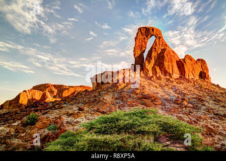 Abstrakte Felsformation am Plateau Ennedi aka Fenster arch bei Sonnenaufgang, in Tschad Stockfoto