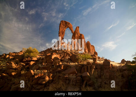 Abstrakte Felsformation am Plateau Ennedi aka Fenster arch bei Sonnenaufgang, in Tschad Stockfoto