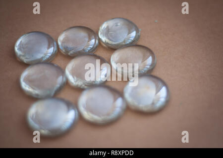 Klar, marmoriert mit Lichtreflexionen auf braunem Grund. Stockfoto